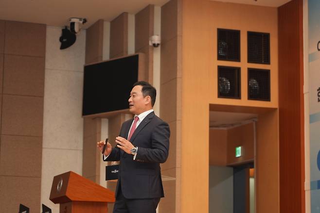 김성환 한국투자증권 대표가 금융투자소득세 도입을 반대한다는 입장을 대학생들에게 밝혔다. 사진은 이달 10일 한양대학교에서 대학생들 질의응답에 답변하고 있는 김성환 대표./사진=한국투자증권