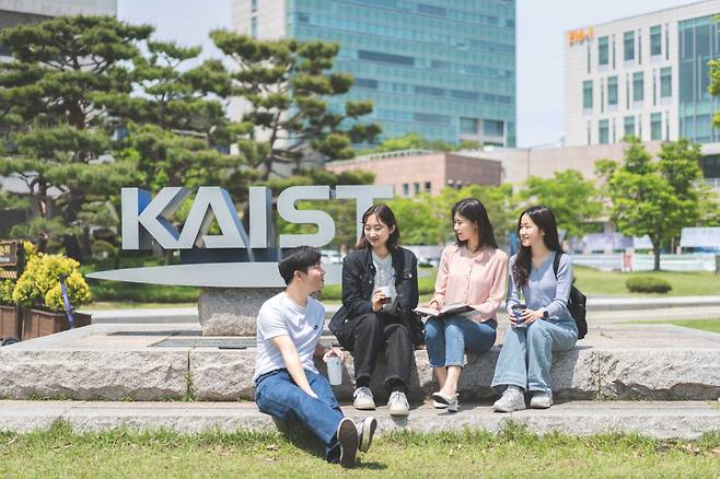 KAIST 학생들이 캠퍼스에 앉아있다.[KAIST 제공]