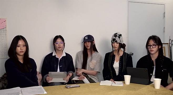 뉴진스 멤버들이 11일 오후 유튜브 라이브 방송을 통해 “25일까지 어도어를 원래대로 돌려놓으라”고 하이브와 방시혁 의장에게 요구했다. [유튜브 캡처]