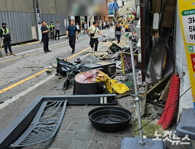 12일 오후 부산 해운대구청 어귀삼거리에서 70대 남성이 몰던 벤츠 차량이 인도를 덮쳐 인근이 아수라장이 된 모습. 김혜민 기자