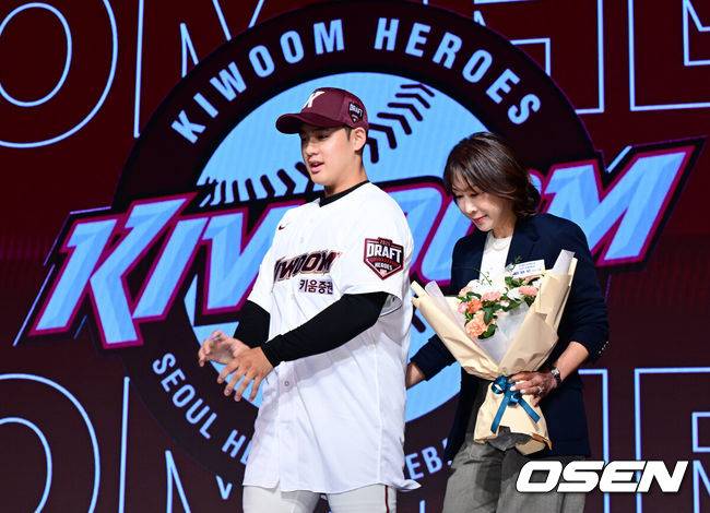 [OSEN=지형준 기자] 11일 오후&nbsp;서울 잠실 롯데호텔 월드에서 2025 KBO 신인 드래프트가 열렸다.2025 KBO&nbsp;신인 드래프트는 전면 드래프트 방식으로 진행된다. 지명은 1라운드부터 11라운드까지 이뤄지며, 2023년도 구단 순위의 역순인 키움-한화-삼성-롯데-KIA-두산-NC-SSG-KT-LG 순서로 실시된다.덕수고 정현우가 전체 1순위로 키움에 지명되며 어머니와 무대를 내려오고 있다. 2024.09.11 / jpnews@osen.co.kr