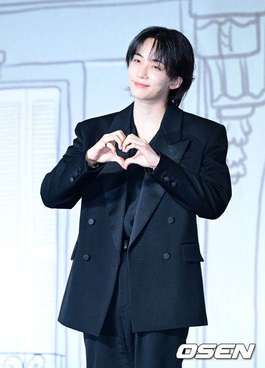 [OSEN=지형준 기자] 29일 오후 서울 여의도 콘래드호텔에서 세븐틴 베스트 앨범 ‘17 IS RIGHT HERE’ 발매 기념 글로벌 기자간담회가 열렸다.‘17 IS RIGHT HERE’는 세븐틴의 과거-현재-미래를 집대성한 앨범이다. 여기에는 타이틀곡 ‘MAESTRO’를 비롯해 힙합 유닛의 ‘LALALI’, 퍼포먼스 유닛의 ‘Spell’, 보컬 유닛의 ‘청춘찬가’ 등 신곡 4곡과 세븐틴의 이름을 빛낸 역대 타이틀곡 28곡, 연주곡 ‘아낀다 (Inst.)’가 담겼다.그룹 세븐틴 정한이 포토타임을 하고 있다. 2024.04.29 /jpnews@osen.co.kr