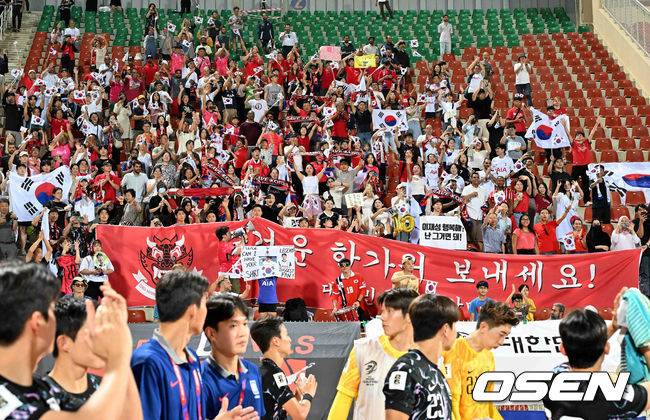 [OSEN=무스카트(오만) 민경훈 기자] 홍명보 감독이 이끄는 대한민국 축구 국가대표팀은&nbsp;10일 오후 11시(이하 한국시간) 오만 무스카트의 술탄 카부스 종합운동장에서 오만과&nbsp;2026 국제축구연맹(FIFA) 북중미 월드컵 아시아 지역 3차 예선 B조 2차전 맞대결에서 3-1 승리를 거뒀다.이로써 홍명보호는 지난 팔레스타인전 충격을 딛고 첫 승을 신고하는 데 성공했다.경기 종료 후 팬들이 선수단을 향해 환호하고 있다. 2024.09.10 / rumi@osen.co.kr