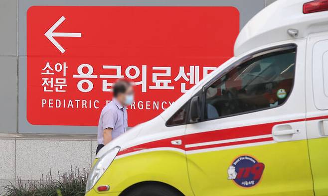 서울 종로구 서울대학교병원 소아전문 응급의료센터 앞을 한 시민이 지나고 있다. 연합뉴스
