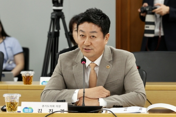 김진경 경기도의회 의장이 지난 5일 경기도청에서 열린 ‘2024 더불어민주당-경기도 예산정책협의회’에서 발언을 하고 있다. 경기도의회 제공