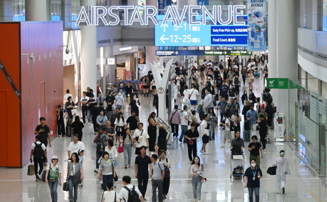 추석 연휴를 앞둔 12일 인천국제공항 제1여객터미널 면세점이 이용객들로 붐비고 있다. 영종도=권욱 기자 2024.9.12