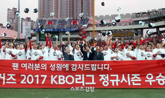 KIA 선수단이 2017년에도 원정인 수원에서 KT전 승리로 정규시즌 우승을 결정짓고 세리머니 하고 있다. KIA 타이거즈 제공