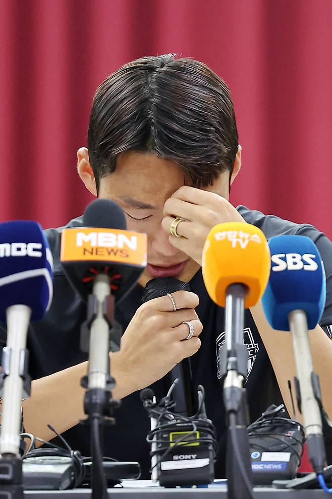 ▲ 중국축구협회에서 승부조작 혐의로 영구 제명 징계를 받은 수원FC 미드필더 손준호가 기자회견에서 억울함을 호소하며 눈물을 보이고 있다. 손준호는 산둥 타이산 소속 당시 팀 동료에게 한화로 3700만원이 넘는 돈을 받은 것을 인정했다. 중국 사법부는 이 돈을 승부조작 대가성이라고 봤지만 손준호는 측근 간의 거래라고 주장했다. 더구나 손준호는 승부조작을 인정하지 않고 금품수수 혐의에 대해서만 사법 거래를 한 사실을 밝혀 중국축구협회의 발표는 사실이 아니라고 항변했다. 손준호가 중국에서 구금된 기간 만큼 형량을 인정받은 유죄로  확인되면서 K리그1 출전을 놓고 다툼의 여지가 생겼다. ⓒ연합뉴스