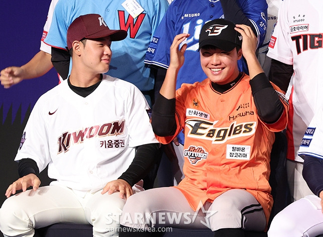 'KBO 2025 신인 드래프트'가 11일 오후 서울 송파구 롯데호텔 월드 크리스탈 볼룸에서 열렸다.  전체 1순위로 지명된 정현우가 2순위 정우주와 장난을 치고 있다. /사진=김진경 대기자