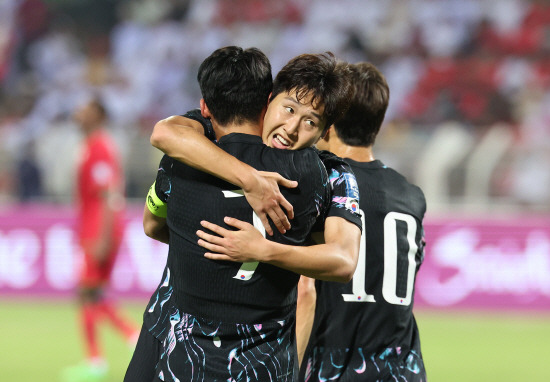 대한민국 축구대표팀 공격수 손흥민(7번)이 11일 오만 무스카트 술탄 카부스 경기장에서 끝난 2026 북중미 월드컵 아시아 3차예선 B조 2차전 오만과의 원정 경기에서 후반 37분 결승포를 넣은 뒤 골을 도운 이강인과 끌어 안고 있다. 한국은 손흥민이 1골 2도움을 올리는 맹활약에 힘입어 3-1로 이겼다. 연합뉴스