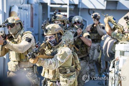 훈련중인 미군 해군 특수부대 씰 [EPA=연합뉴스 자료사진. 재판매 및 DB금지]