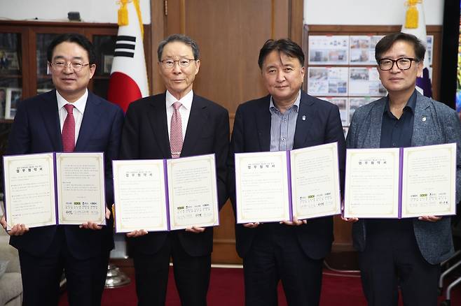 왼쪽부터 황규철 군수, 정구용 인지그룹 회장, 김영환 지사, 진상화 개발공사 사장 [충북도 제공. 재판매 및 DB 금지