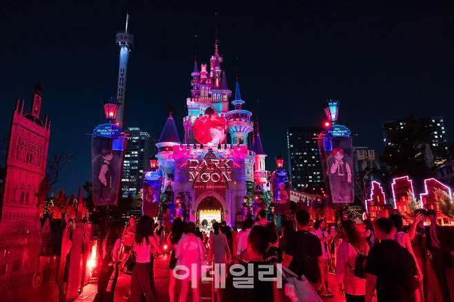 ‘다크 문 월드’ 아샤나 캐슬 맵핑쇼 (사진=롯데월드 어드벤처)