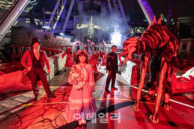 롯데월드의 신규 호러 공연인 ‘스트리트 호러 쇼 : 더 마리오네트’ (사진=롯데월드 어드벤처)