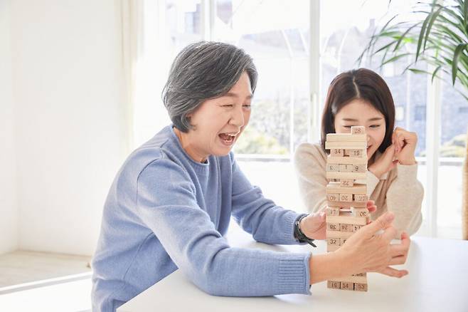 치매는 인지 기능이 서서히 감소하는 퇴행성 신경질환이다. 일상에서 조기 증상을 확인할 수 있기에 명절 등 온 가족이 모일 때 적극적으로 관심을 갖고 어르신의 건강 상태를 살피고 예방을 위해 인지기능 강화 활동을 함께 하면 좋다. [사진=게티이미지뱅크]
