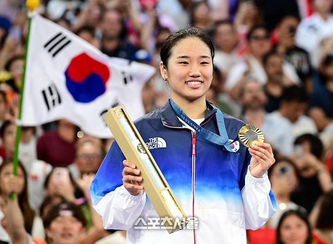 배드민턴 국가대표 안세영이 지난달 5일(한국 시간) 프랑스 파리 포르트 드 라 샤펠에서 열린 2024 파리올림픽 배드민턴 여자 단식 결승전에서 중국의 허빙자오를 꺾고 금메달을 딴 뒤 취재진을 향해 포즈를 취하고 있다. 파리 | 박진업 기자 upandup@sportsseoul.com