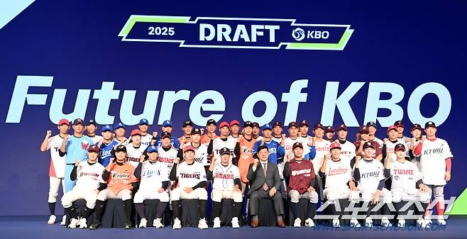 11일 롯데호텔 월드 서울에서 열린 2025 KBO 드래프트, 각 구단에 지명된 선수들이 허구연 KBO 총재와 함께 포즈를 취하고 있다. 잠실=허상욱 기자 wook@sportschosun.com/2024.09.11/