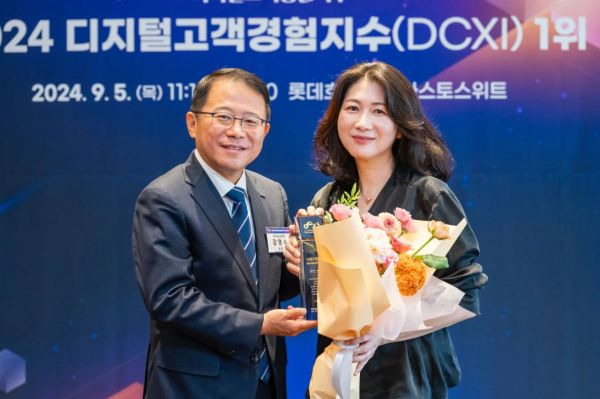 5일 서울 소공동 롯데호텔에서 진행된 '디지털 고객 경험지수(DCXI)' 인증 수여식에서 강명수 한국표준협회 회장(왼쪽)과 이보나 삼성전자 상무(오른쪽)가 기념 촬영을 하고 있다. [사진제공=삼성전자]