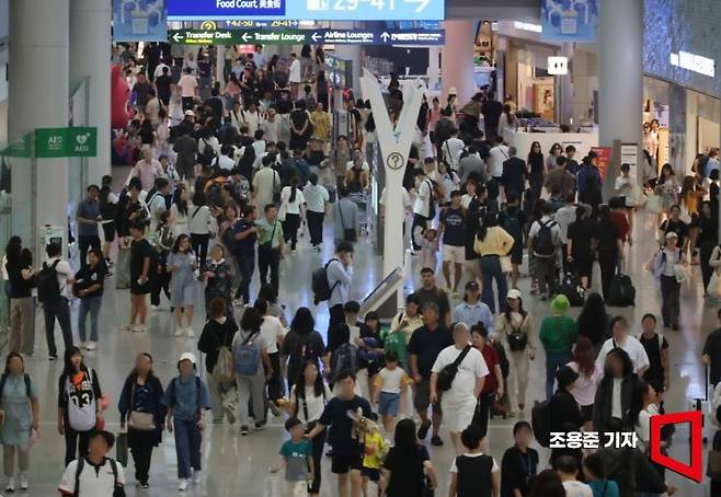 추석 연휴를 하루 앞둔 13일 인천국제공항 제1여객터미널 면세구역에는 연휴기간 해외여행을 떠나는 인파들로 붐비고 있다. 사진=조용준 기자 jun21@