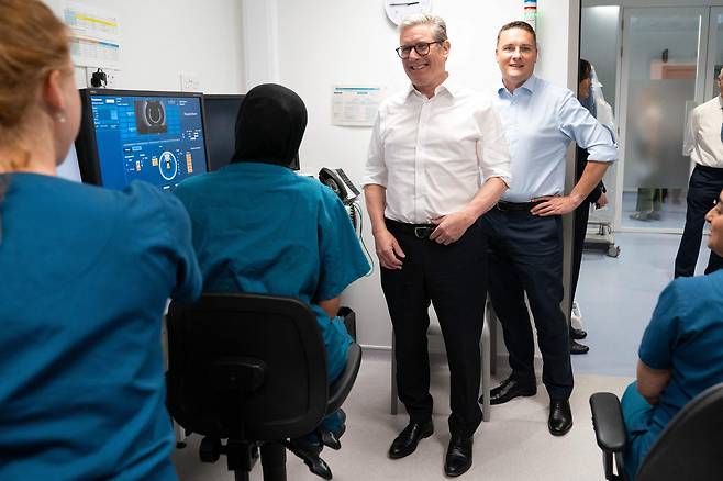 지난 11일(현지시각) 영국 런던의 유니버시티 칼리지 병원을 방문한 키어 스타머 총리와 웨스 스트리팅 공중보건부 장관. /AFP 연합뉴스