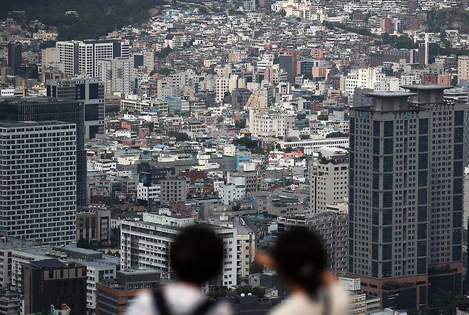 서울 중구 남산에서 바라본 서울시내 빌라 및 구옥 밀집지역의 모습. /뉴스1