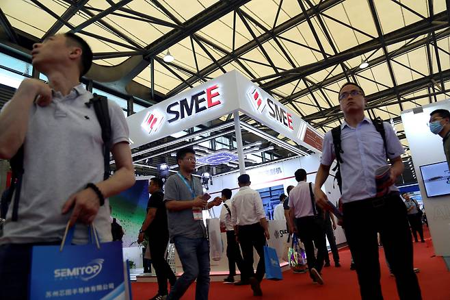 작년 6월 중국 상하이에서 열린 세미콘 차이나에서 방문객들이 SMEE 부스 앞을 지나가고 있다./로이터연합뉴스