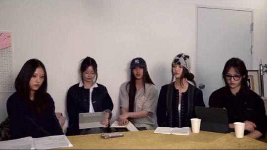 지난 11일 뉴진스 멤버 5명은 유튜브에서 긴급 라이브 방송을 켜고 입장을 밝혔다. 유튜브 채널 nwjns 갈무리