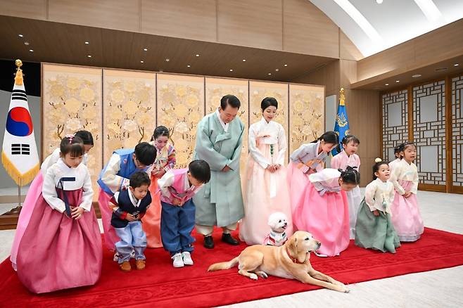 윤석열 대통령과 부인 김건희 여사가 다문화가정 어린이들과 함께 한가위 명절 인사를 촬영했다고 대통령실이 13일 밝혔다.  이번 한가위 영상은 지난 8일 대통령실 2층 자유홀에서 1시간에 걸쳐 촬영됐다.  대통령 부부는 반려견 ‘새롬이’와 ‘써니’를 데리고 입장하며 어린이들에게 인사를 건넸고, 어린이들, 반려견들과 다 함께 화기애애한 분위기 속에서 촬영에 임했다고 대통령실은 전했다. (대통령실 제공) 2024.9.13/뉴스1