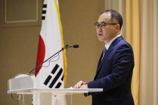 이원석 검찰총장이 13일 서울 서초구 대검찰청에서 열린 퇴임식에서 퇴임사를 하고 있다.   [연합뉴스]