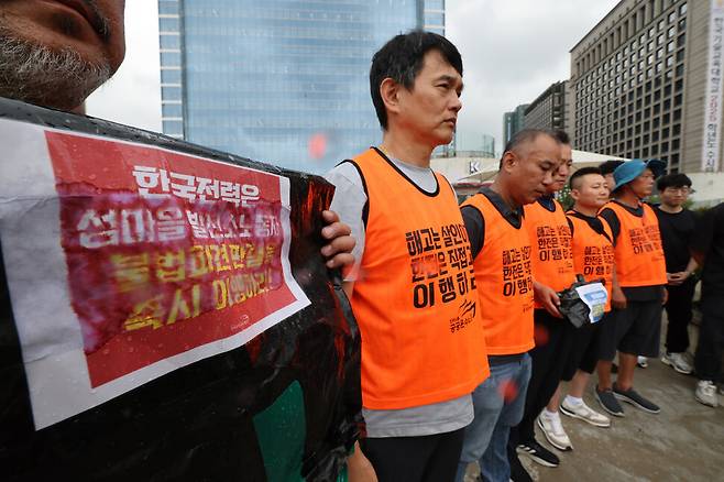 한국발전산업노동조합 도서전력지부 조합원들이 13일 오전 서울 중구 서울로7017에 불법파견 노동자 직고용과 부당해고 원직 복직을 촉구하는 대형 펼침막을 설치하려다 경찰에 저지당하고 긴급 기자회견을 하고 있다. 김영원 기자 forever@hani.co.kr