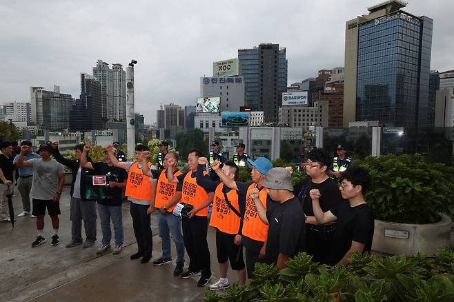 한국발전산업노동조합 도서전력지부 조합원들이 13일 오전 서울 중구 서울로7017에 불법파견 노동자 직고용과 부당해고 원직 복직을 촉구하는 대형 펼침막을 설치하려다 경찰에 저지당하고 긴급 기자회견을 하고 있다. 김영원 기자 forever@hani.co.kr