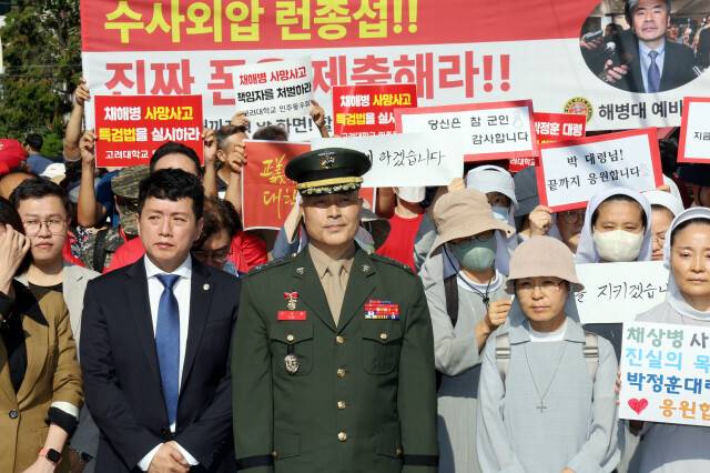 박정훈 전 해병대수사단장은 3일 오전 서울 용산구 중앙지역군사법원 앞에서 채모 해병 순직사건 수사 이첩 관련 항명및 상관명예회손 혐의로 재판을 받기전 기자회견을 하고 있다. 정용일 선임기자 yongil@hani.co.kr