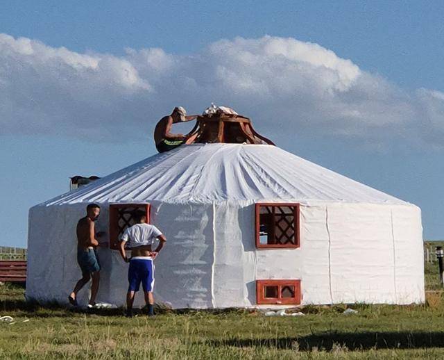 몽골의 전통 가옥인 게르(Ger). 운반하기 가볍고, 분해와 조립이 쉬워서 초원에서 소, 말, 양 등 가축을 기르며 목초지를 찾아 1년에 두세 번 이동하는 유목민들의 주거 형태로 자리 잡았다. 하지만 현재는 수도 울란바토르에도 게르촌이 대규모로 형성되어 있다. 2000년대부터 사막화와 기후재난으로 대규모 인원이 수도로 왔지만, 아파트 같은 도심 주거는 한정돼 있다 보니 어쩔 수 없이 난방·수도 설비가 미비한 게르 생활을 하는 것이다. 울란바토르 게르촌 거주자는 약 80만 명, 즉 절반 이상으로 추정된다. 몽골=최나실 기자