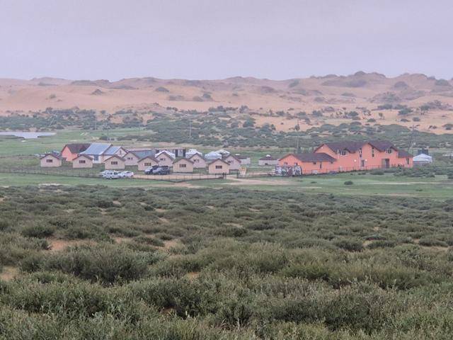 몽골 사막화 지역 중 한 곳인 아르항가이 아이막(道) 엘승 타사르해(분절된 모래) 사막 주변 초지대에 주거용 건물이 세워져 있다. 모래 지대와 초지대가 맞붙어 있지만, 사막이 점점 커지는 추세다. 이 지역에서 40년 넘게 산 주민 엠 바야르바트는 "예전에는 초목이 밀도 있고 높게 자랐는데 갈수록 드문드문해지고 나무들의 종류도 많이 줄었다"고 했다. 엘승 타사르해=최나실 기자