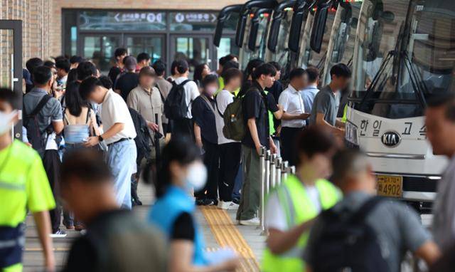 추석 연휴를 하루 앞둔 13일 서울 서초구 서울고속버스터미널에서 시민들이 버스에 탑승하고 있다. 연합뉴스