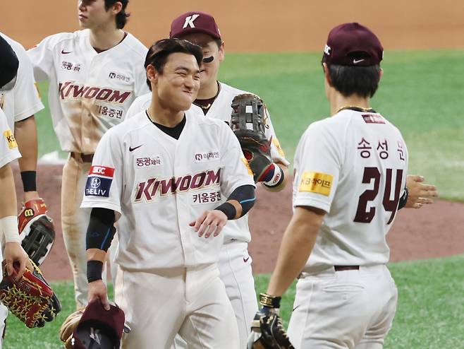 2024 KBO리그 프로야구 키움히어로즈와 LG트윈스의 경기가 3일 오후 서울 고척스카이돔에서 열렸다. 4대 1로 승리, 6연승을 거둔 키움 김태진 등 선수들이 경기 후 자축하고 있다. 고척=김민규 기자 mgkim1@edaily.co.kr /2024.07.03/