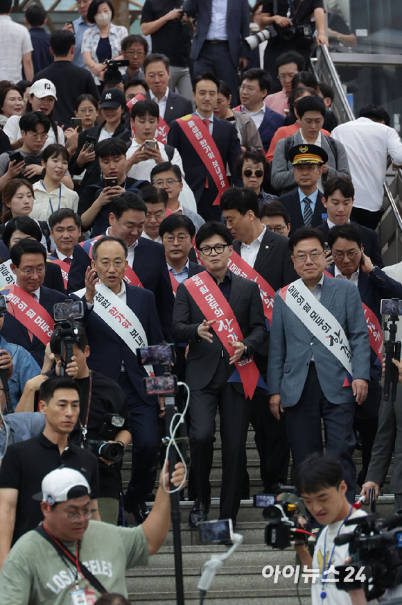 추석연휴가 시작되는 13일 오전 국민의힘 한동훈 대표, 추경호 원내대표 등 지도부가 서울역에서 귀성객에게 인사를 하고 있다. [사진=정소희 기자]