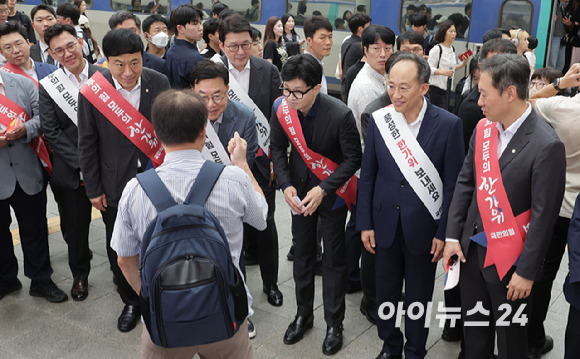 추석연휴가 시작되는 13일 오전 국민의힘 한동훈 대표, 추경호 원내대표 등 지도부가 서울역에서 귀성객에게 인사를 하고 있다. [사진=정소희 기자]