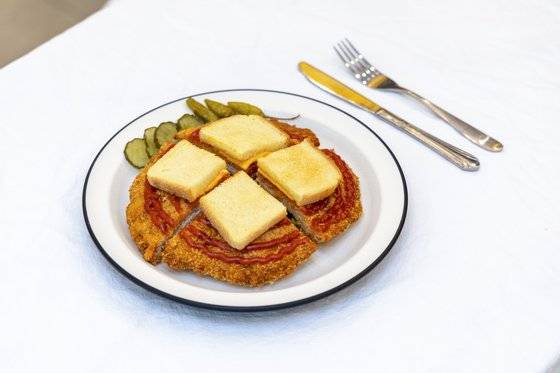 경북 칠곡의 미군 부대 앞에 자리한 한미식당의 대표 음식인 치즈 시내소. 사진 한국도로공사