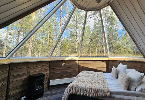 핀란드 북쪽 내륙지역 이발로의 '윌더니스 호텔 무오르타'의 객실. 천정이 유리로 돼 있다. 밤에 오로라를 볼 수 있게 하기 위해서다. 손민호 기자