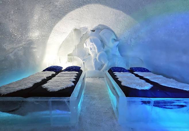 노르웨이 '스노 호텔 시르케네스'의 객실 모습. 눈을 얼려 객실을 지었고 침대는 얼음을 깎아서 만들었다. 객실 온도는 영하 2도 정도였다. 손민호 기자