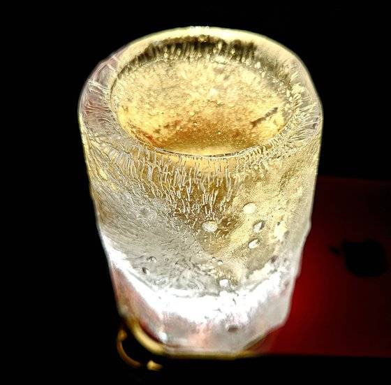 '스노 호텔 시르케네스' 아이스바의 얼음 잔. 얼음 잔에 독한 위스키를 따라 마셔 몸을 덥힌 뒤 얼음 침대에 누워 잠을 청한다. 손민호 기자