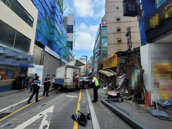 지난 12일 부산 해운대구 중동의 한 도로에서 행인 2명이 인도 위를 달리던 차량에 들이받혀 숨지는 사고가 일어났다. 사진 부산경찰청