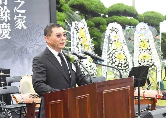 13일 오전 경기 의왕에서 관정이종환교육재단 설립자 고(故) 이종환 전 삼영화학그룹 회장의 1주기 추모식이 열린 가운데 이 전 회장의 장남 이석준 재단 신임 이사장이 추모사를 하고 있다. 사진 관정이종환교육재단