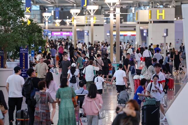 인천국제공항 제1여객터미널 출국장이 여행객 등으로 붐비고 있다. 사진=연합뉴스