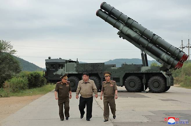 김정은 북한 국무위원장이 신형 600㎜ 방사포차 성능검증을 위한 시험사격을 참관했다고 조선중앙통신이 13일 보도했다. 연합뉴스