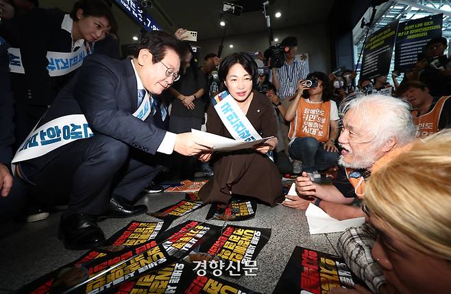 이재명 더불어민주당 대표가 13일 오전 서울 용산구 용산역에서 추석 귀성인사를 하던 도중 박경선 전국장애인차별철폐연대(전장연) 대표의 7대 장애인권리입법 제정 호소를 듣고 있다.  박민규 선임기자