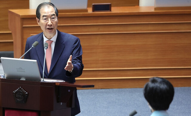 한덕수 국무총리가 12일 오후 국회 본회의장에서 열린 교육·사회·문화 분야 대정부질문에서 더불어민주당 백혜련 의원의 질문에 답하고 있다. 연합뉴스