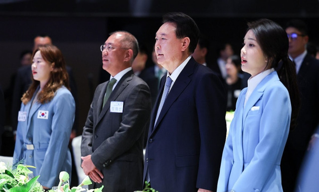 윤석열 대통령과 김건희 여사가 지난 22일 서울 한 호텔에서 열린 ‘2024 파리올림픽 선수단 격려 행사’에 참석해 정의선 현대차그룹 회장 등과 애국가를 부르고 있다. 연합뉴스