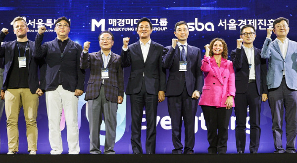 At the ‘Try Everything 2024’ opening, Seoul Mayor Oh Se-hoon, Chang Seung-joon, Vice Chairman of Maekyung Media Group, and Lila Ibrahim, COO of Google DeepMind, cheer for K-startups. (Lee Seung-hwan)